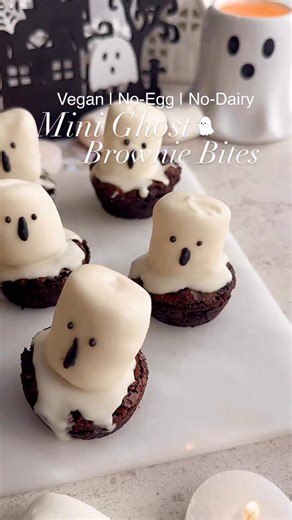 Ghost Brownie Bites👻 COMMENT ‘GHOST’ and I’ll DM you the recipe link! Follow @thelittleblogofvegan for the best vegan recipes! Fun spooky Mini Vegan Brownie Bites👻 Mini fudgey brownies are topped with vegan marshmallows, decorated with dairy free chocolate as little ghosts! They’re super easy to make delicious!! Vegan, No-Egg, No-Dairy, less than 10 ingredient! Perfect for Halloween 👻 Enjoy 🫶🏻 inspired by @debtrette 🤍 ——-> Get the recipe on my website: thelittleblogofvegan.com Type ‘Vegan 