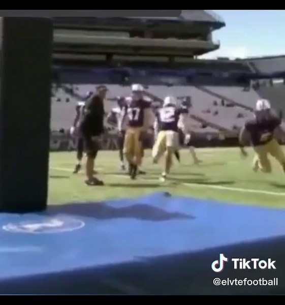 DB Tackling Drill‼️ (via #@firstdowndbs) #nfl #nfltraining #footballtrainig #nflworkout #football #collegefootball #athlete #db