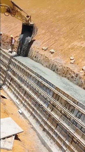 Pouring process of concrete retaining wall
