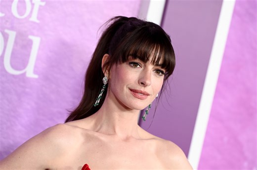 Coiffure : Anne Hathaway renoue avec sa pixie cut - Elle