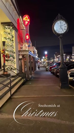 Christmas time in Snohomish really does feel like walking through a real-life snow globe. The glow, the festive storefronts, quiet shimmer of the holidays… it all comes together in a way that makes Snohomish feel timeless, warm, and effortlessly magical. ✨ 🎄 #SnohomishHoliday #SnohomishWA #ShopLocal #DowntownSnohomish #SmallTownChristmas | Crystal Dickerson Real Estate