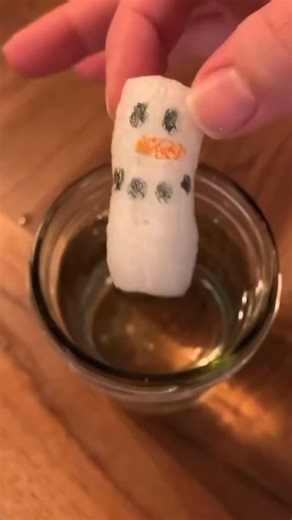 Play On Littles on Instagram: "⛄️ Melting Snowman 🫠 Save those packing peanuts for this fun and easy experiment you can do with your littles! The packing peanut must be biodegradable though - you can test to see if yours is by putting one in water first to see if it dissolves. Draw a face on your “snowman” and place it in a cup of water. Then sit back and watch what happens! In about a minute’s time, your snowman will have melted 🫠 #snowman #winter #preschool #stem #learningathome"