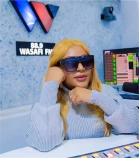 Kwa majina ninaitwa Samwel Mosha, ni mwanzilishi (founder) wa majukwaa mbalimbali ya kiteknolojia ikiwemo SAMALEN TV, SAMALEN AI, pamoja na mengine mengi yanayolenga kuhamasisha, kuelimisha na kubadilisha maisha ya vijana kupitia teknolojia. Nimepata heshima kubwa ya kuteuliwa kugombea Tuzo za Youth Awards Tanzania, na kwa unyenyekevu mkubwa naomba kura yako ili tuweze kuendelea kutimiza ndoto ya kuinua vijana na kuisukuma mbele teknolojia ya Kitanzania. Jinsi ya Kupiga Kura \t1.\tFungua kiungo: