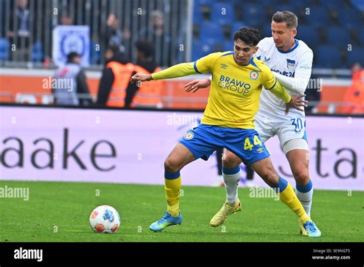 19 April 2026, Lower Saxony, Brunswick: Soccer, Men: Bundesliga 2, Eintracht Braunschweig - Hertha BSC, Matchday 30, Eintracht Stadium: Johan Gomez (l, Eintracht Braunschweig) battles for the ball with Paul Seguin (r, Hertha BSC). Photo: Swen Pförtner/dpa - IMPORTANT NOTE: In accordance with the regulations of the DFL German Football League and the DFB German Football Association, it is prohibited to utilize or have utilized photographs taken in the stadium and/or of the match in the form of seq