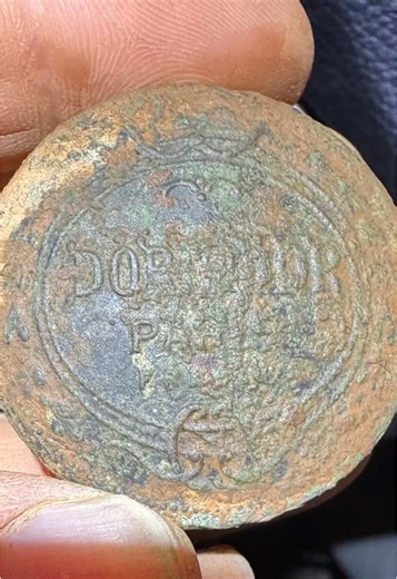 Discovering Hidden Treasures in Vintage Compacts