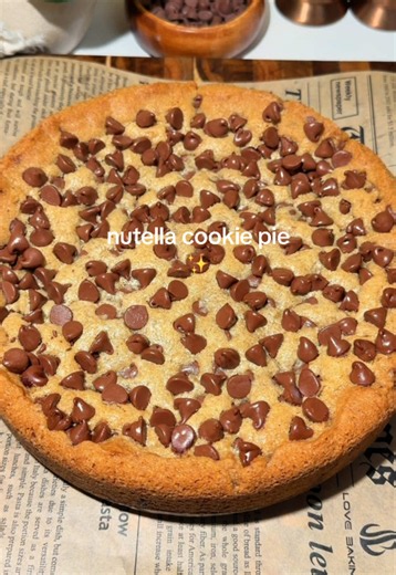nutella cookie pie ✨ Ingredients Nutella filling - 1 (12 oz / 340g) jar Nutella Cookie dough - 226g unsalted butter, softened (2 sticks) - 175g light brown sugar (3/4 cup 2 tbsp, packed) - 75g granulated sugar (1/3 cup 1 tbsp) - 1 large egg - 1 egg yolk - 2 tsp vanilla extract - 310g all-purpose flour (2 1/2 cups) - 8g cornstarch (1 tbsp) - 1/2 tsp baking soda - 1/2 tsp baking powder - 3/4 tsp salt - 185g semi-sweet or milk chocolate chips Instructions - Line an 8-inch plate with Saran Wrap, lea
