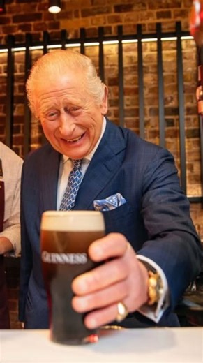 Jaleos del corazón on Instagram: "El evento “¡Por Royal Ap-pint-ment! 🍺” marcó la inauguración oficial de la Guinness Open Gate Brewery en Londres, encabezada por el propio Rey. Durante la apertura, Su Majestad conoció a los graduados del programa Learning for Life de Diageo, una iniciativa que ofrece formación gratuita en hostelería, probó cervezas exclusivas elaboradas en el sitio y participó en una celebración festiva junto a grupos comunitarios locales en Old Brewer’s Yard, en el corazón de