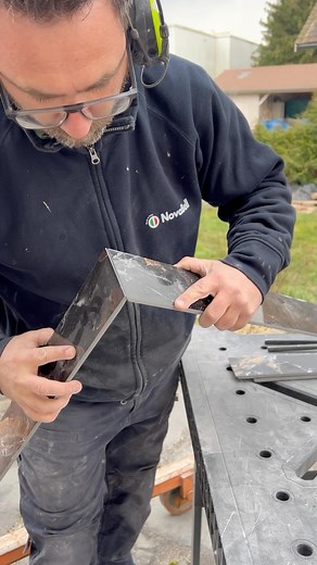 🔥 L’ÉTABLI PLIABLE STANLEY FATMAX 🔥 💥 Ultra-pratique | Ultra-costaud | Ultra-polyvalent 💥 👉 T’as besoin d’un établi qui tient la route, mais qui se range en 2 secondes chrono ? 💪 BOOM, le STANLEY FATMAX est là pour toi ! ✅ Solide comme un roc : il supporte jusqu’à 450 kg ! (Oui, tu peux poser un éléphant dessus… bon presque 🐘💨) ✅ Pliage express : en un claquement de doigts, il passe de mode « tank » à mode « compact » même le café mais plus longtemps à couler ! ✅ Hyper stable : une vraie