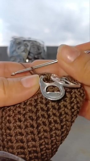 49K views · 488 reactions | Aquí está el tutorial completo del bolso café #tutorial #bolso #crochet #pasoapaso #reutiliza #aluminio, parte 6 | Berita Crochet | Facebook
