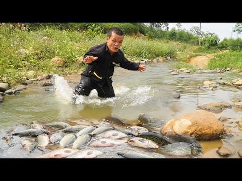 Dwarf Family Catches Stream Fish - Primitive Way to Catch Lots of Stream Fish - Survival Skill