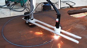 Electric Compass For A Plasma Cutter