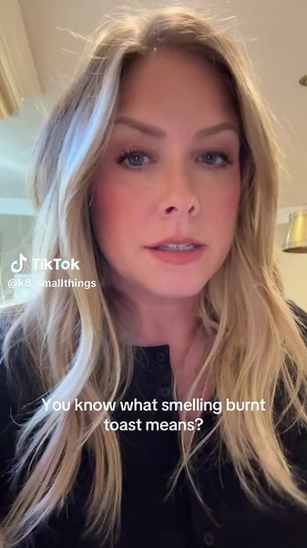 ¿Qué significa oler tostadas quemadas?
