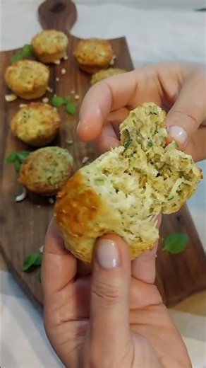 Herzhafte Zucchini-Käse-Muffins: Super saftig & einfach