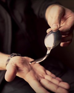 706K views · 534 reactions | Twist and Bend Metal with Your MIND. Take our crash course in metal bending magic tricks and learn how. No superpowers required. | theory11 | Facebook