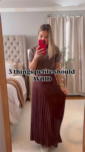 3 things petites should avoid: ✨ too large of bags on a petite frame. I love a large bag, but recognize it really doesn’t make my small frame look ridiculous. I have some slouchy medium size bags but avoid very large bags overall and tend to lean toward clutches and medium should bags. ✨ an undefined waist- love adding a belt to every outfit or ensuring there is a tuck! I literally tuck everything and it changes an entire look! ✨ oversized clothes- it really takes over and drowns us as petites. 
