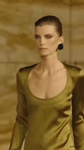 1.1K views · 4 comments | Retour sur les défilés de la Paris Fashion...