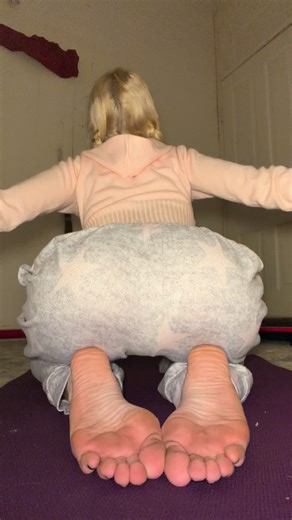 Ashley Tyler on Instagram: "lovely ☺️ #soles #daughter #toes #reels #foot"