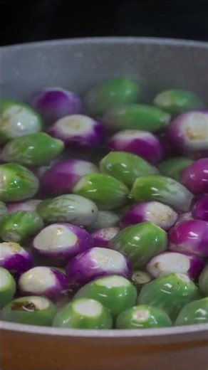 Pounded Eggplant | 在西双版纳人们经常会吃一种圆圆的小茄子，绿的紫的，加入各种香料，用石臼舂得软烂，味道辛香酸辣又带有茄子的清甜，用来下饭吃十分美味！#shorts #滇西小哥