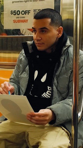 Painting a random girl on the train | Rodrigues Fan