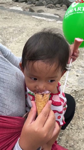Her little sister tried the hypha ice cream ‼️