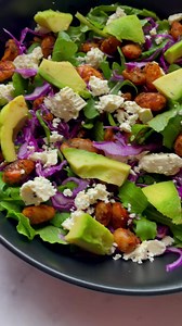 #SIMPLESUPPERS This salad was sooooo delicious. So quick and simple to make. 1/2 can butter beans, drained and rinsed 1 tbsp lemon flavoured avocado oil 1 tsp paprika 1 tsp Italian herbs Salt & Pepper 2 cups rocket 1/2 cup red cabbage, finely shredded 1/2 disk feta 1/2 avocado, cubed Dressing - freshly squeezed lemon juice season with salt and pepper So delicious 😋 #frommykitchentoyours #simplesuppers #chefmom #summersalads #quicksalads #rocketsalad | Chef Naledi - From My Kitchen To Yours