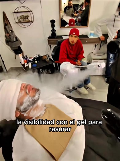 🎥💈 Clase en acción – Ritual de Rasurado Tradicional 💈🎥 En la Academia de Barberos Ivan Ruzó seguimos preservando las técnicas clásicas del arte del afeitado. En este video te mostramos parte de nuestra clase de barba con la técnica del ritual de rasurado tradicional, que incluye el uso de toalla caliente, una experiencia única que no solo mejora el acabado, sino que también relaja, suaviza la piel y abre los poros para un rasurado más preciso y cómodo. 🧖‍♂️✨ En nuestra academia enseñamos es