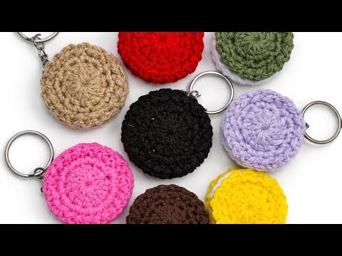 Crochet Oreo biscuit keychain pattern #crochet #crocheting #handmade #yarn #crochetpatterns