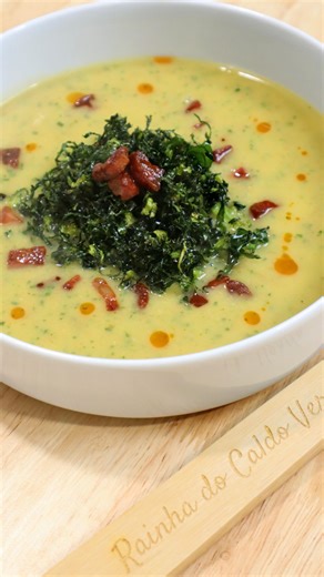 Marli Silva on Instagram: "CALDO VERDE 💚 Podia ser uma sopa para equilibrar os excessos mas nós queremos é comer bem 🤤 Esta receita de Caldo Verde é muito fácil, rápida e sabe bem em qualquer altura do ano! Experimentem e partilhem comigo! Quero ver tudooo 😍 #caldoverde #cozinha #masterchef #comidaportuguesa #umacasaportuguesacomcerteza"