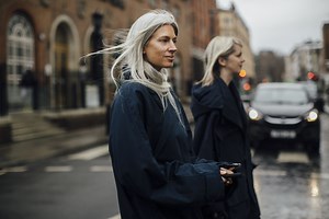 Mechas blancas para disimular las canas: todo lo que tienes que saber y las mejores técnicas para lograrlo