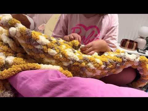 I’m finger looping a blanket 😁😁😁