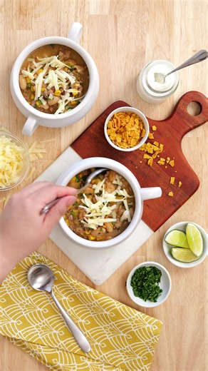 Warm up on those cold days with White Turkey Chili! Perfect for when you want a low-stress meal to share with the family. Check out the steps below 👇 Full Recipe Ingredients 2 tbsp olive oil 2 lbs Honeysuckle White ground turkey 1 white onion, diced 2-3 jalapeños, diced 1 1/2 tbsp fresh garlic, minced 1 can white beans, rinsed and drained 1 can mild diced green chilis 1 cup turkey stock 1 cup frozen corn 2 tsp salt 1 tsp black pepper 2 tsp ground cumin 2 tsp ground coriander 2 tsp chili powder 