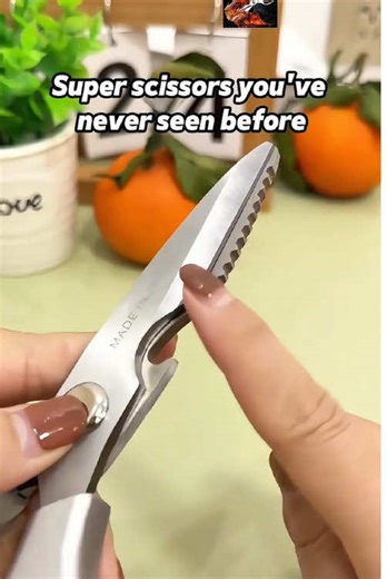 These multifunctional scissors are strong and durable, easily handling tasks like cutting fabric, food, or branches.#fyp#tiktokshop#scissors#kitchen