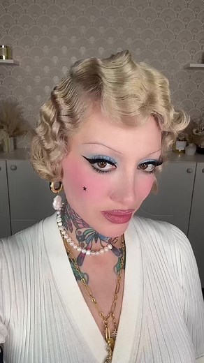 Trying the Water Waving Combs on Blonde hair :) i think the Aluminum Clips actually work so much better! While they are vintage you can still find them on amazon (aluminum wave clips i think) the combs sadly I’ve never found more than these 5. #1920shair #fingerwaves #hairtutorial