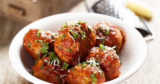 Cyril Lignac : sa recette des délicieuses boulettes à la sauce tomate pour accompagner les pâtes