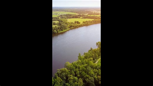 International Falls, Minnesota: volo con drone da Rainy River al lago