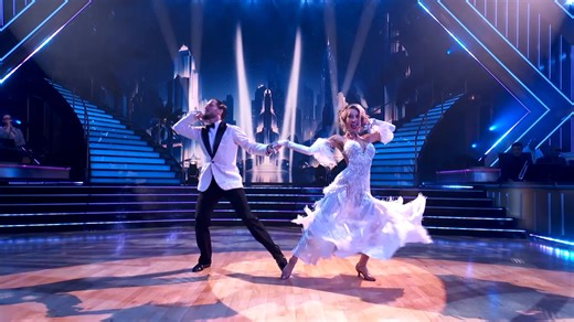 Alix Earle and pro Val Chmerkovskiy perform a Foxtrot to “Singin’ In The Rain” by Matthew Morrison. #DWTS20 #DWTS | Dancing with the Stars