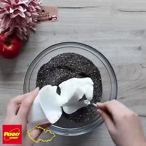 59K views · 291 reactions | Už jste přemýšleli, jaký dezert si dát po obědě? Máme pro vás tip na rychlý a zdravý makovec s jablky, lískovými oříšky a tvarohem.  Podívejte se, jak ho jednoduše připravit. | PENNY Česká republika | Facebook