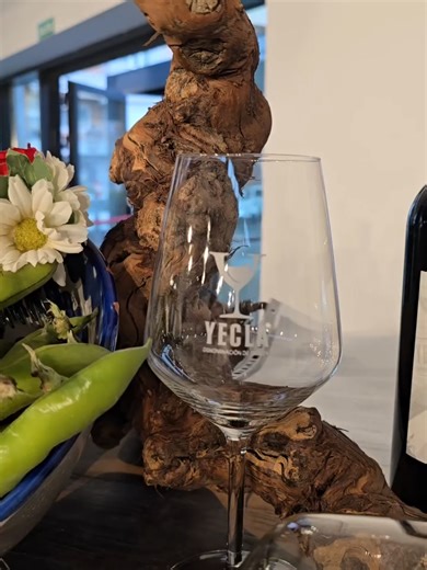 🍷Hoy DÍA DEL VINO.🍷 👉Y en Yecla lo celebramos con un brindis especial a través de la DENOMINACION DE ORIGEN PROTEGIDA y con VINOS DE YECLA. Todo amenizado por @cyd_yecla y el Fandango de Yecla. ▶️Podrás ver un amplio reportaje, como siempre, GRATIS y EN ABIERTO en ARABÍ TV. #fyp #Yecla #vino #ArabiTV #parati
