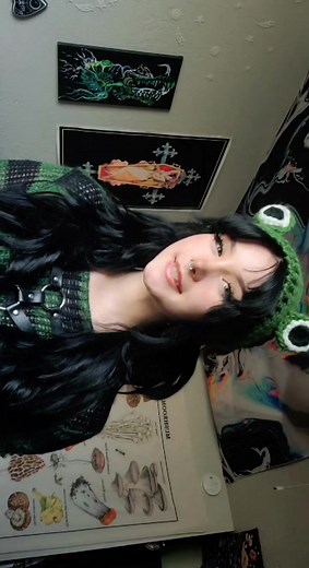 Hazel Hellebore (@hazelhellebore)’s videos with show me how - ❤︎︎