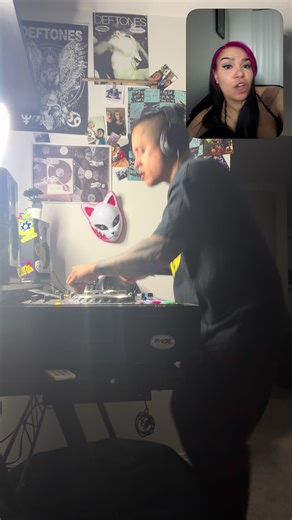 Mi única fan ❤️ @Nicole Niklaus love you baby. 🖤 #edm #love #dubstep #ravecouple #headbangers