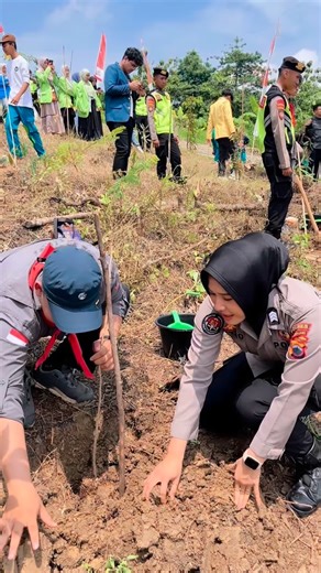 @retno_gs on Instagram: "Menanam Kebaikan Untuk Masa Depan❗️ Polda Jateng feat Mahasiswa✨"