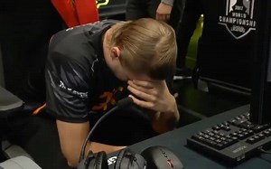 FNC1-3落败止步八强 Rekkles泪洒赛场，全场观众高喊欧成