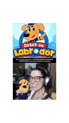 Locutora Publicitária | Dubladora | Artista de Voz on Instagram: "Olha que gracinha essa pelúcia do Detetive Labrador?! 🐾🕵️‍♂️ Essa foto eu tirei durante a gravação de voz no estúdio, com essa pelúcia me acompanhando! 💛✨ Na série infantil, eu faço a voz do personagem Pudding, o garotinho. Dublagem é isso: brincar, imaginar e espalhar alegria com a voz! 🎧🌈 … Look how cute this Detective Labrador plush is?! 🐾🕵️‍♂️ I took this photo during a voice recording session at the studio, with this p