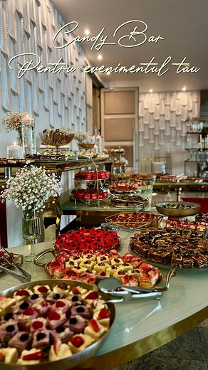 Faci nuntă sau un eveniment special și încă nu ai ales candy barul? 🎉 Uite un exemplu care sigur te va inspira! 👇 Fiecare detaliu a fost ales cu grijă – de la prăjiturile fine, baby pavlova cu bezea crocantă și fructe proaspete, până la delicioasele brownie-uri care s-au topit în gură. Decorul elegant a completat perfect tematica serii, transformând candy barul într-un colț dulce admirat de toți invitații. ✨ Dacă îți dorești și tu un candy bar care să lase o amintire dulce și elegantă , scrie-