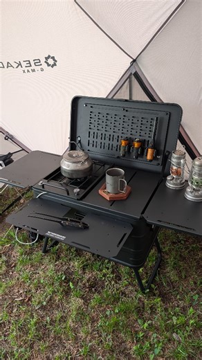 KATSU／キャンプ✳︎camping on Instagram: "🖤 DIY苦手でも大丈夫！ windswavesのブラックアルミコンテナがあれば 誰でも“ボックスキャンパー”デビューできちゃう✨ 組み立てカンタン、見た目は無骨で超かっこいい🔥 モールプレート付きでギアをカスタムしたり ステッカーで自分仕様にも🎨 収納・テーブル・車載ギアにも使える万能ボックス💪 @windswaves_official #windswaves #アルミコンテナ #東海キャンパー"