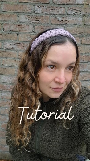 Alejandra | Crochet | Ganchillo on Instagram: "Tutorial de viernes! El punto Jazmin, llevado a un proyecto simple! Yo les tengo que confesar que este punto me fascina, pero luego recuerdo la cantidad de hilo que consume y se me pasa 🤣 Siento que es un poco crochet a otro nivel, es distinto y grueso, pero la verdad en proyectos pequeños como este o muy grandes como tapetes es una belleza! Anímate a tejer este accesorio y aprende de primera mano a tejer esta lindura de punto! Ale♡"