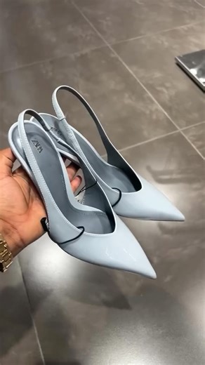 Shopping Privé ⚜️ on Instagram: "Chaussures ouvertes à l'arrière avec effet verni. Fermeture par bride arrière avec pièce élastique. Talons hauts fins. Bout pointu. Hauteur du talon : 8,5 cm Disponible sur commande pour l’arrivage du 26 Mars!"