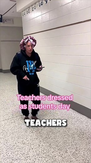 Teachers dress like students 😂 - (🎥: @Lais Reaves) - #teachersoftiktok #teachers #students #highschool #teenager