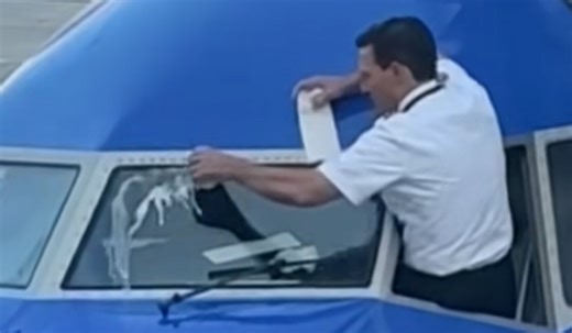 Pilot's strange window-washing technique goes viral
