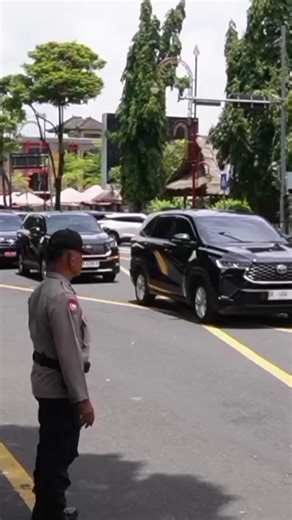 Gubenur bali bapak wayan koster melayat ke puri agung gianyar bali dan mendoakan ida bhagawan polih genah sane becik di gedong agung puri gianyar #pelebonpuriagunggianyar #pelebonidabhagawanpurigianyar @Dewata Traveling Channel @ajik bonjorno @BROW Bali @Dayu Swandewi @Bona Sudi Antara @Kristiani Made @Kristiani Kadek @UtuAlaSangaSanga(nirmalashanti #christmas #conflict #holidayevent